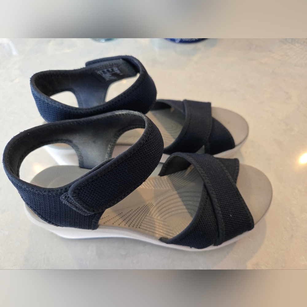 EUC Women's Clarks Cloudsteppers Navy Sandals Size 6 1/2 w